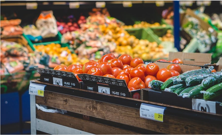 Premium Photo  Lots of vegetables in the produce aisle at a supermarket